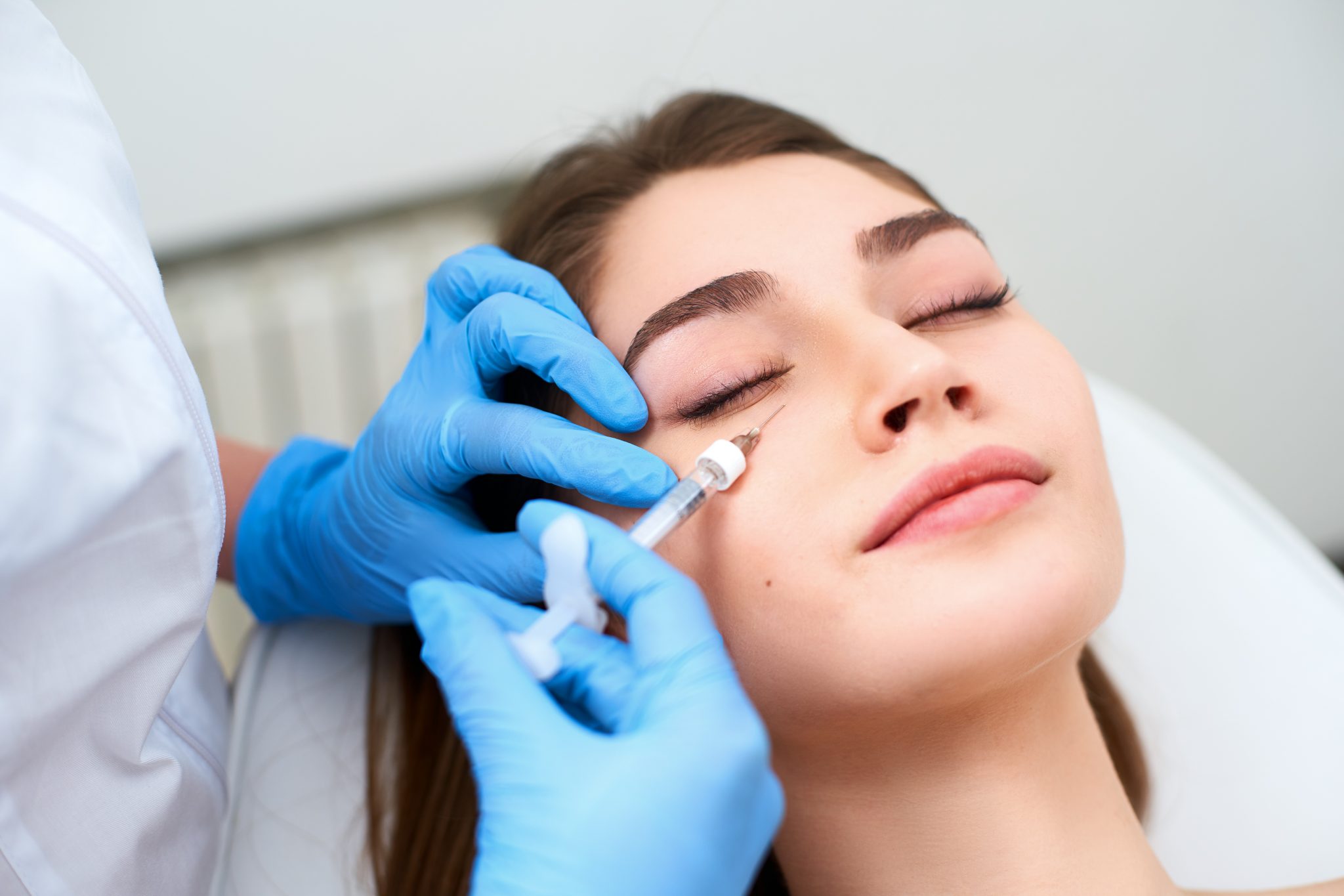 Doctor,In,Medical,Gloves,With,Syringe,Injects,Botulinum,Under,Eyes Doctor,In,Medical,Gloves,With,Syringe,Injects,Botulinum,Under,Eyes